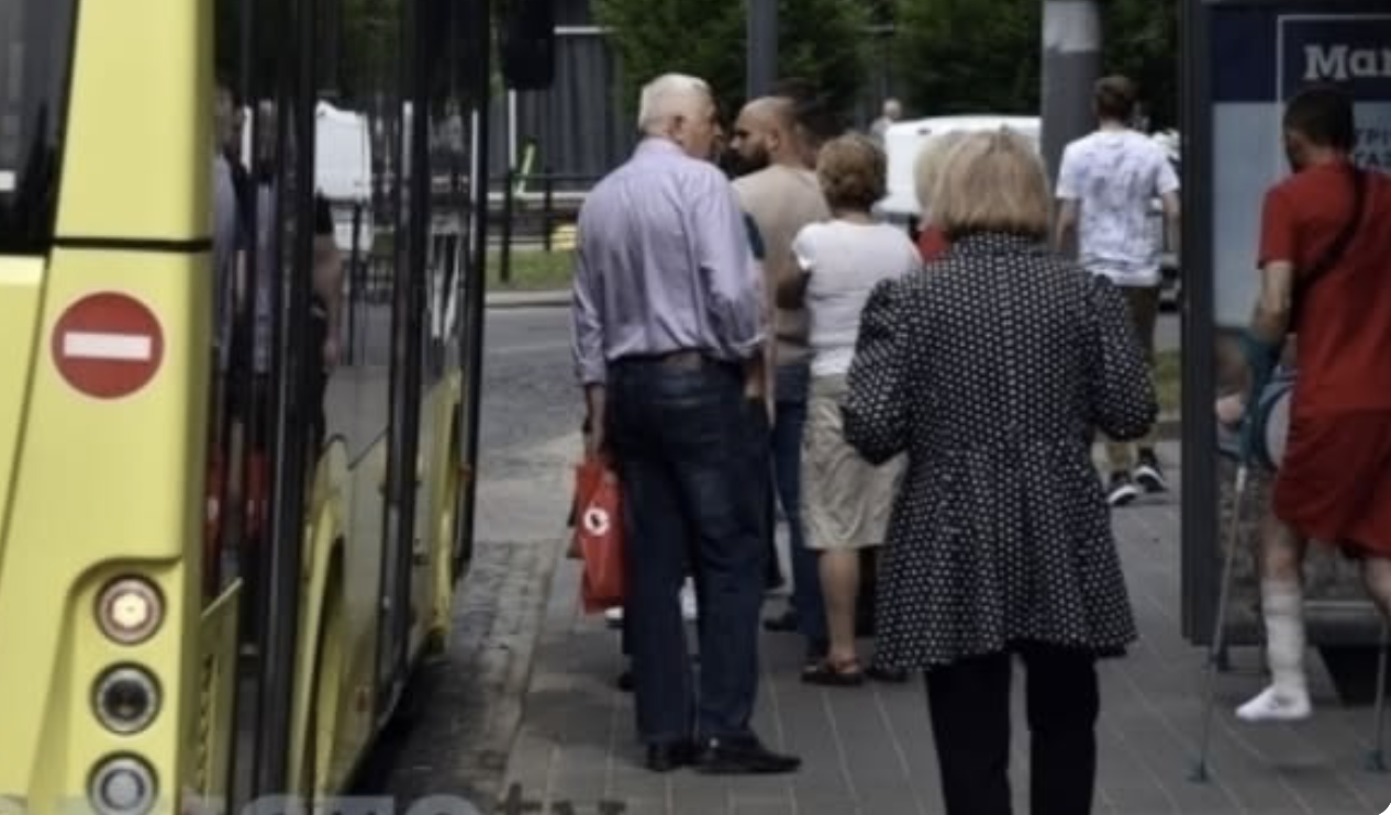 Вчора їхала з Калуша до Львова. Маршрут був через Болехів, Долину. В Стрию ми зупинилися на автостанції на 5 хвилинок.  Водій тоді вийшов покурити. Мені також не сиділося, вирішила вийти та хоча б ті 5 хвилин подихати свіжим повітрям.  Тут до водія підходить одна жінка, певно, років 50 чи більше і каже…