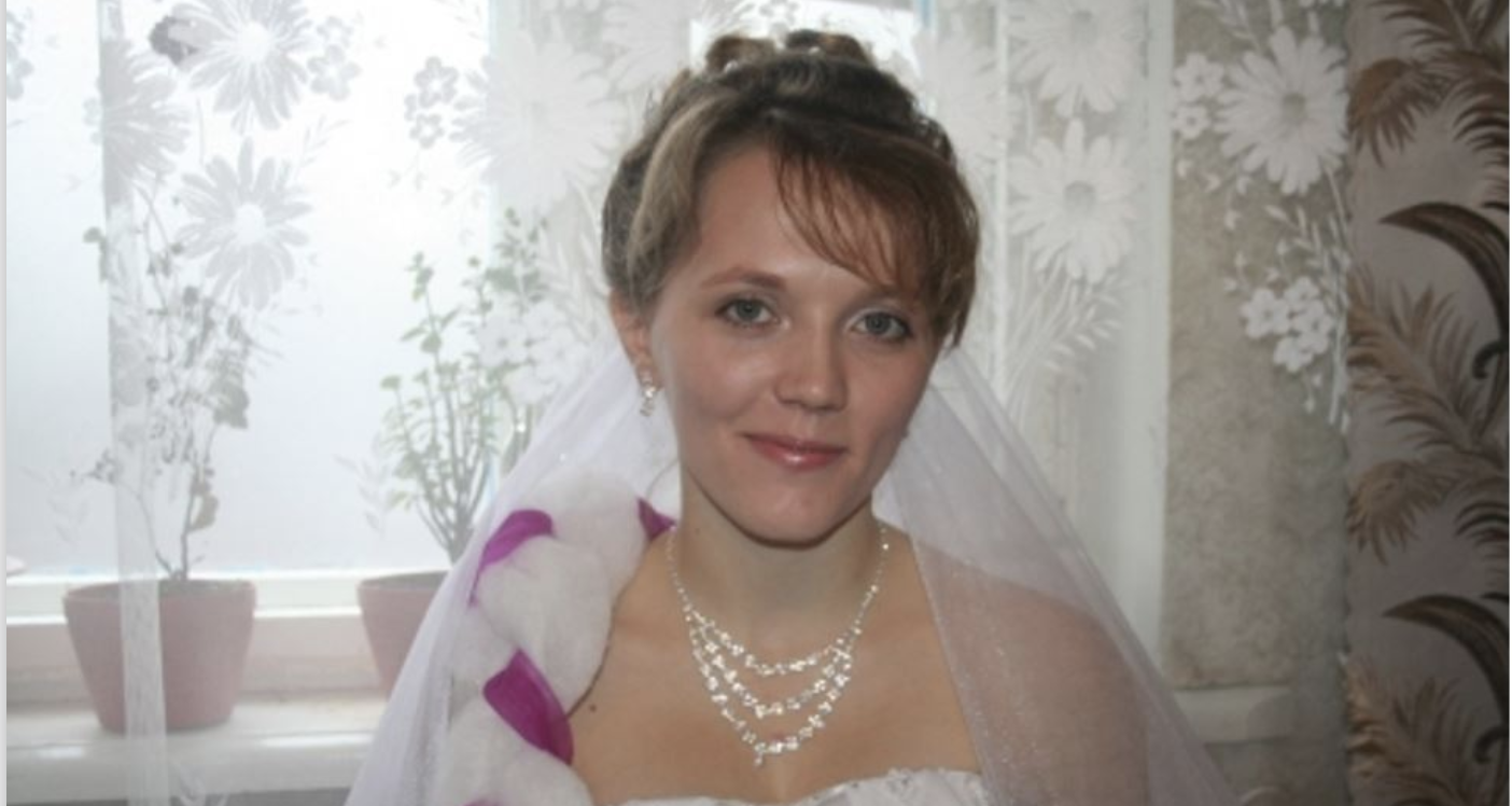 У мене чотири сестри, ми всі від різних чоловіків. Мама виходила заміж цілих 5 разів. Ось так вона народила нас, але, на жаль, знову залишилася одна. З останнім чоловіком теж розлучилася і остаточно на своєму особистому житті поставила крапку. Мама каже, що ми всі схожі на своїх батьків, але характером у неї пішли, але тільки не я. Я єдина, хто цілком схожа на свого батька, і від цього мені дуже добре на душі…