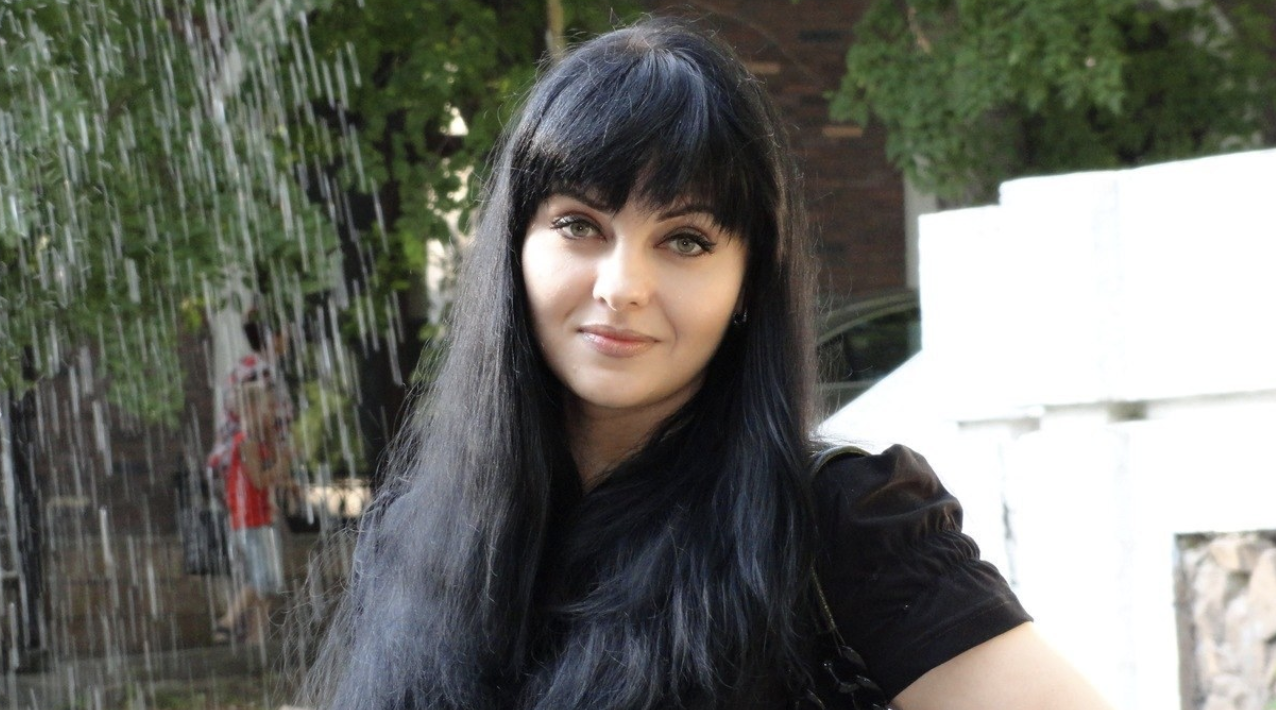 Доню, не змінюй ім’я, воно ще принесе тобі щастя! – Мама благала мене, та я ненавиділа те, як вона мене назвала. Вважала, що саме через ім’я всі мої біди. Та згодом саме воно привернуло увагу мого майбутнього чоловіка. Я тоді була на сьомому небі, сяяла від щастя.  Якби ж хтось би мене попередив… Краще б він ніколи не знав мого імені і не запрошував на побачення.