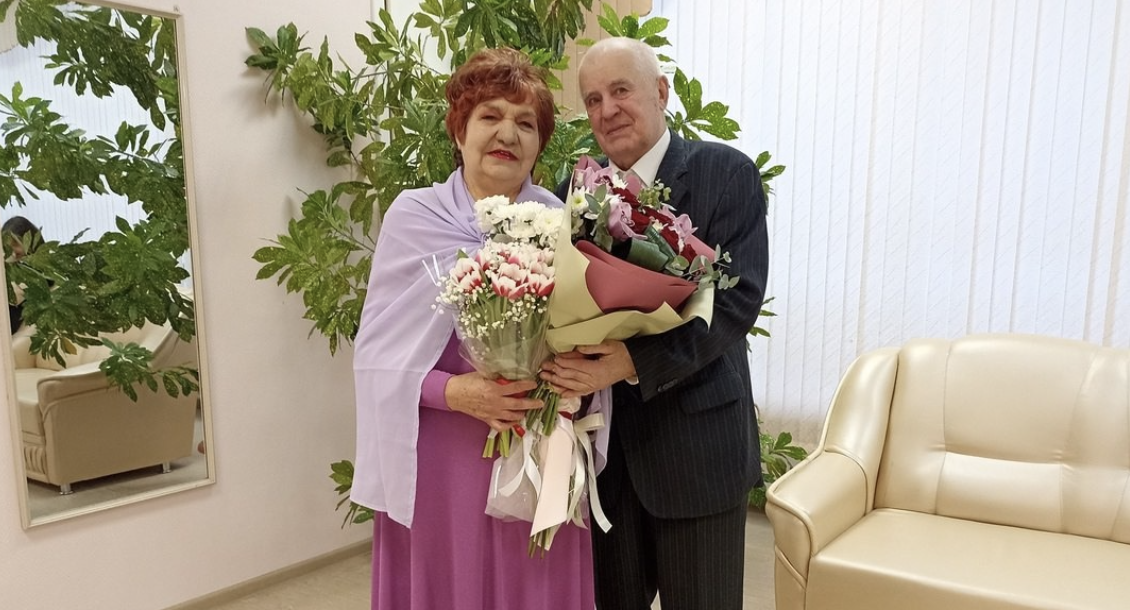 Мамо, я хочу зробити вам подарунок, організувати свято! – Донька сама запропонувала влаштувати все на честь нашого золотого весілля. Я думала, що син і невістка допомагали їй. Та коли прийшла в ресторан, їх там не було. Із запізненням вони все ж прийшли – я мало не впала від подиву. Такого мені ще не дарували…