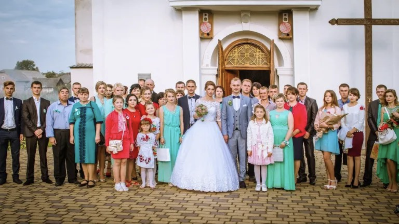 Мій чоловік з багатодітної родини. І його вчили, що рідним треба допомагати. Я ж сама не проти, бо розумію, що в країні зараз плачевна ситуація. Однак, нещодавно свекруха таке заявила! Певно, хотіла аби ми вже і негайно їй всі гроші віддали. А на що? На такі дурниці? Вибачте, але ми не депутати і не мільйонери. Тим паче, а чому саме ми з чоловіком? Невже інших дітей нема в родині?!