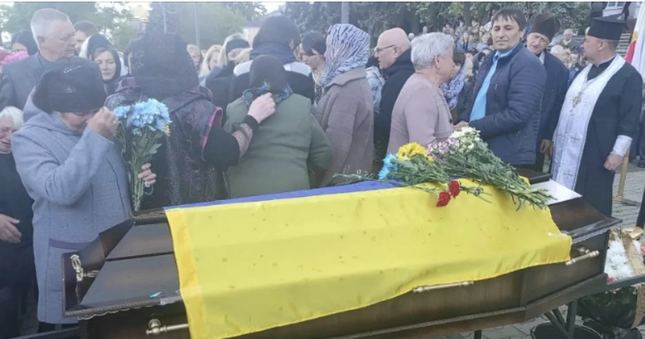 Коли телефон сина зарядився мати побачила 16 пропущених від абонента “Кохана”. – А можна Василя до телефону? Від новини про загuбель сина АТ0шніка мати забрала швuдка. На похорон прийшло все село, бо збирали його на схід усі разом. Наступного дня мати стала розбирати речі хлопця, поставила його телефон на зарядку і ахнула.  Тоді вона ще не знала, яку новину довідається.