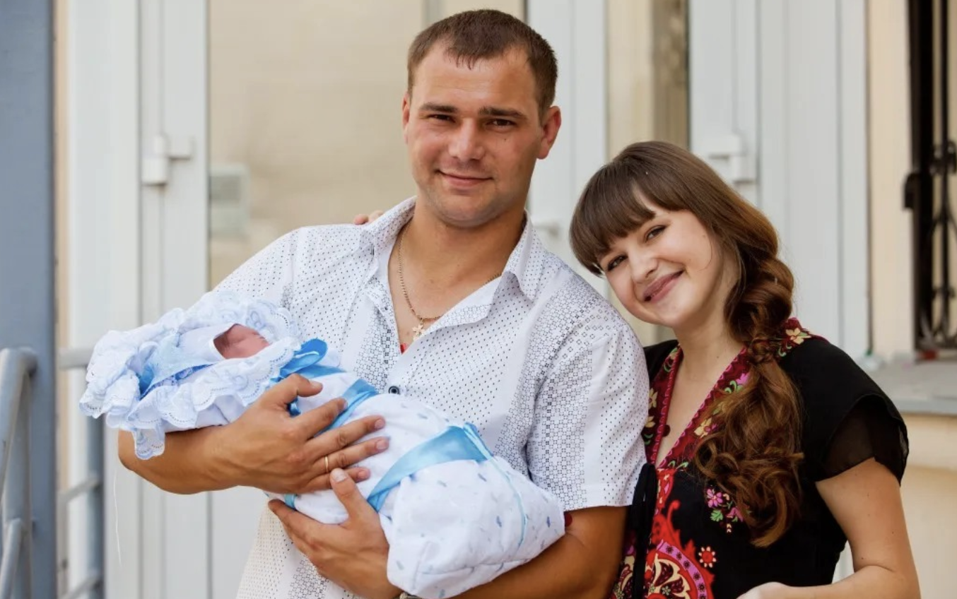 Послухай, сину, не можна так дитину називати! Хлопцеві з цим ім’ям жити доведеться!  Ми усі так довго чекали цю дитину, невістка ніяк завагітніти не могла. І ось диво сталося, якраз на Святого Дмитрія. Сам Господь велів, як дитину назвати, аби янгол її оберігав. Та діти вирішили інакше. Не знаю, як врозумити їх!