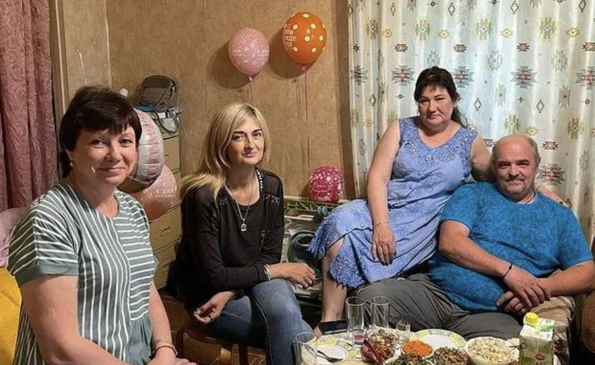 5 років я працювала закордоном, аби допомогти синові з іпотекою на житло. А потім вже й собі на спокійну старість та ремонт у хаті відкладала. Цього місяця приїхала та й купила нову кухонну техніку, плитку у ванну, ліжко. Ще й сонячні панелі поставила на дах. Тоді на новосілля до мене приїхали діти з онуками, так ще й сваха припхалася. І ОТ ЧЕРЕЗ ЇЇ ДОВГИЙ ЯЗИК ВСЕ НОВОСІЛЛЯ ЗІПСУВАЛОСЯ!