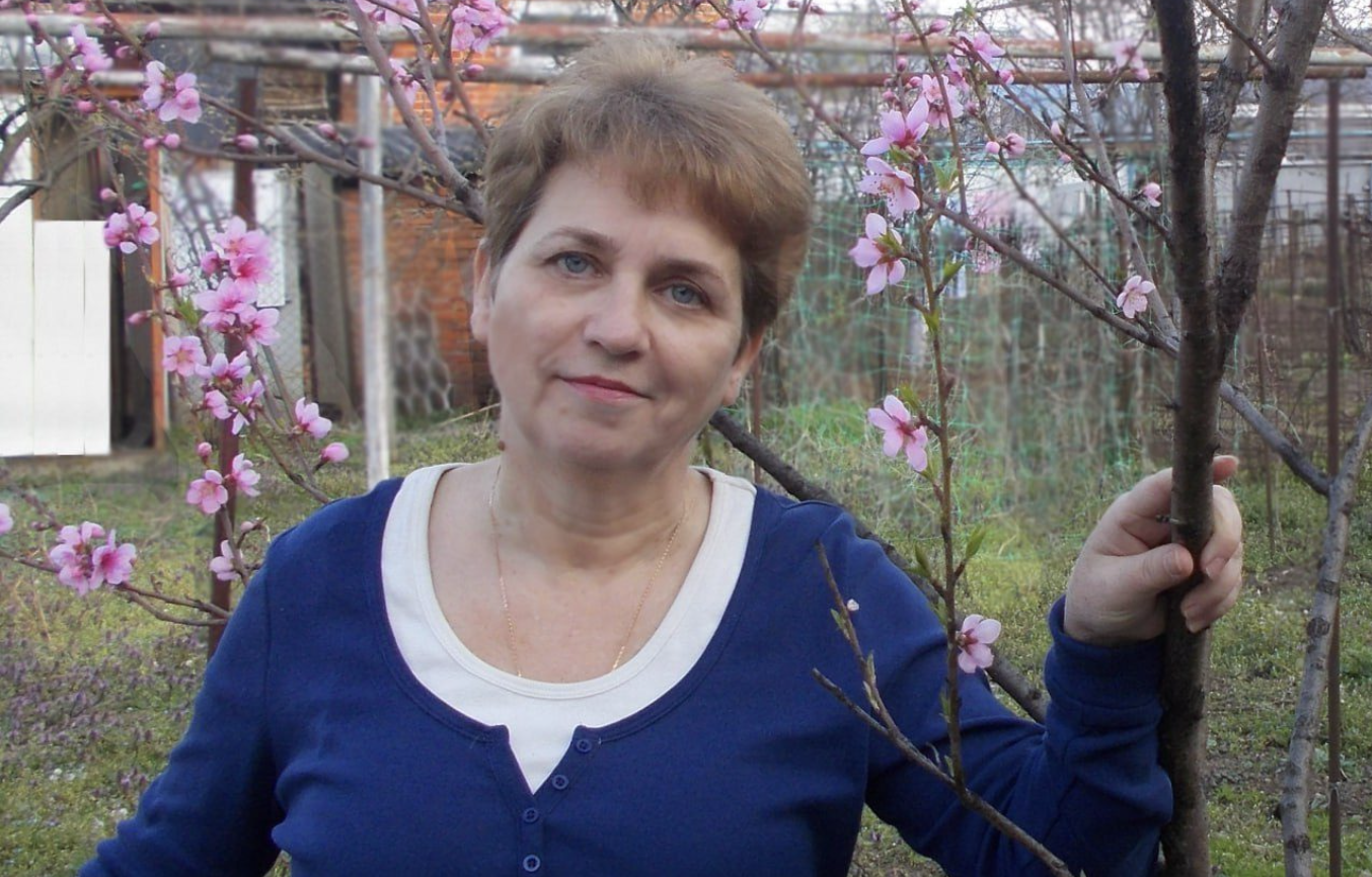 Мамо?! Ти що тут робиш? – З Португалії повернулася! – Надовго? – Назавжди! Синку, давай ключі від квартири. – Ем, так вона вже зайнята. – Як це? Ким?  Я гарувала в Португалії, як кінь, щоб на старості літ залишитися наймичкою в будинку невістки. Не чекала я такого вчинку від свого сина. Я ж йому так довіряла! Всі гроші надсилала, собі ні копійки за душею не лишила…