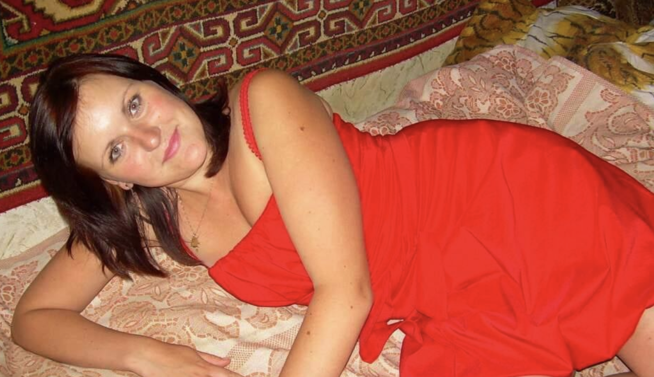 Ніколи не довіряйте чоловікам. Саме цього мене повчала мати. Та я її не послухала і помилилася. А тепер пожинаю плоди “прекрасного” подружнього життя.  Коли ж нарешті наважилася розлучитися – то Роман вмить змінився. Став таким ніжним та уважним, що хоч до рани прикладай. Якби ж я знала справжню причину таких змін…