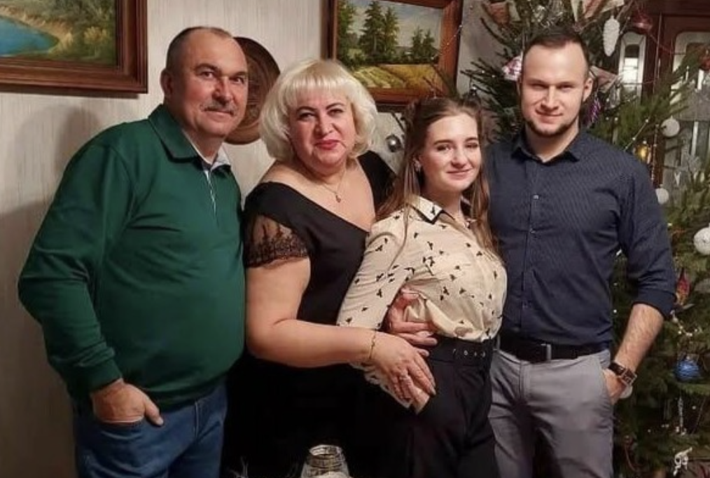 Я дуже раділа, коли познайомилася з невісткою Ольгою. Красива, розумна дівчина та дуже хазяйновита. Я часто запрошувала їх у гості, готувала різні смаколики. Та й Оля приходила не з порожніми руками – то салатик принесе, домашнє печиво чи тортик спече.  Все було добре. Аж поки я не побачила у невістки одну річ. Тепер не знаю, як далі спілкуватися з Ольгою і взагалі чи варто її запрошувати в гості….