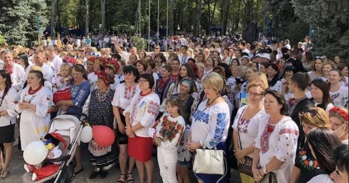 Щоразу, як приїжджаю до родичів на Західну Україну, то дивуюся – як вони так зуміли зберегти цю любов до традиції та мови? Бо там, на Сході, зовсім інша “жизнь”. Ще моя покійна бабуся казала “Дитино, бережи свою країну, бо потім її московити роздеруть”. Але я була мала, не розуміла, що то означає.  І от зараз мені 27. Я полишила рідний Маріуполь, бо втікала геть від війни. З деякими друзями перестала спілкуватися, бо вони стали на бік ворога.