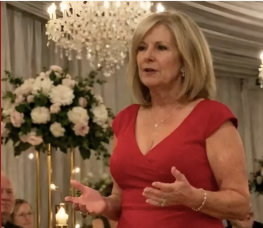 Я одягла сукню з секонд хенду на своє весілля. Люди сміялися… а потім мати нареченого встала – і всі пішли без слів. Коли ми з нареченим оголосили про заручини, ми прошепотіли за спиною: – Вона бідна, їй просто пощастило. “Його сім’я була забезпечена, моя… набагато скромніше. Його батьки щедро запропонували оплатити весілля – розкішний зал, квіти, великі столи з освіжанами. Моя сім’я могла б взяти на себе торт, фотографа і мою сукню. Але мама боролася з раком, і всі зайві гроші пішли на лікування, тому я не змогла змусити себе витратити тисячі на одне за один день.