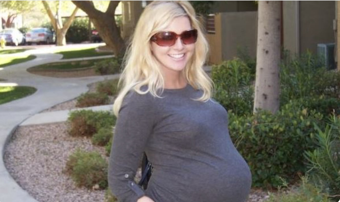 У 20 років вона покохала одного хлопця, а він покинув її. Вона дуже любила його. З того часу ні з ким не зустрічається. Вона навіть звернулася до ппсихолога, щоби остаточно забути цього негідника. Моя сестра стра чекала, плакала ночами. Вона пережила цей важкий період. Для цього знадобилося багато часу. Сестра завжди хотіла мати сім’ю, дітей. Але тепер вирішила наро дити дитину собі. Коли батьки дізналися, що вона у nоложенні, влаштували справжній цирк. Я, чесно кажучи, не очікувала такої бур хливої реакції. Вони …