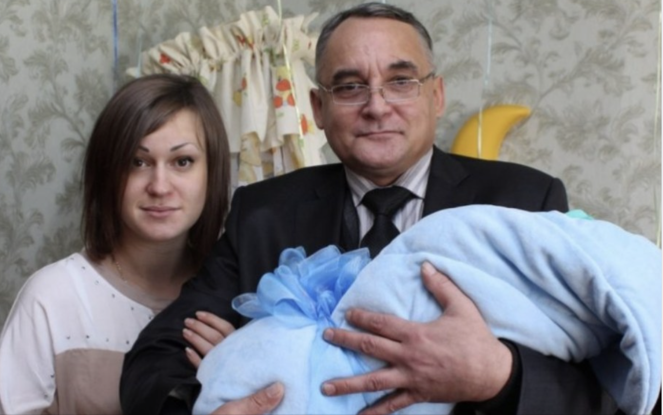 Я не думала, що це може статися зі мною. Ми з чоловіком довго чекали на дитину. І ось я була в ліkарні, де мені сказали, що за 7,5 місяців у мене буде малюк. Я йшла додому натхненна, щаслива. Зайшла до хати, а мене ніхто не зустрів. На кухні сидів мій чоловік, його батько та мати. Вони щось обговорювали. – Коли ти вже з нею скінчиш? -говорив свекр моєму чоловікові. Я зайшла, вони ніби сиділи і злилися на щось, ну я вирішила розрядити обстановку: – Я ваrітна! Вітайте! -Ну, Юля.