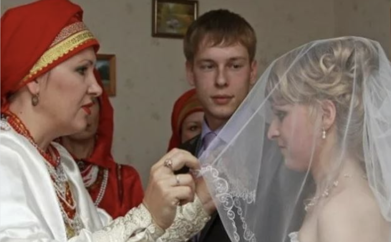 Єдиний син ошелешив нас тим, що хоче одружитися — йому ж всього 22 роки. Але ми з чоловіком вирішили, що перечити не будемо, адже ми самі свого часу одружилися дуже молодими. Чоловікові ледь виповнилося 22, а мені 19. Значить, така доля. Та й наречена нам подобалася: Мар’янка вчилася з сином в університеті в одній групі. Коли ми зрозуміли, що справа вирішено, почали готуватися до торжества. Ми вирішили, що оскільки Віктор у нас єдиний син, треба робити йому весілля. Як годиться, зібралися ми з чоловіком до батьків цієї Мар’яни, нашої майбутньої невістки, в гості. Про дівчину ми нічого не знали, так, бачили її кілька разів з нашим сином. Вона розповідала, що живе разом з мамою в селі, недалеко від нашого міста. Так що ми поїхали свататися. Про свій приїзд, майбутньої свахи ми, звичайно, попередили заздалегідь. Чоловік купив квіти, я спекла торт і ми вирушили на знайомство з майбутньою, так би мовити, сім’єю. По приїзду, перше, що нас вразило, це дуже чистий і охайний двір.