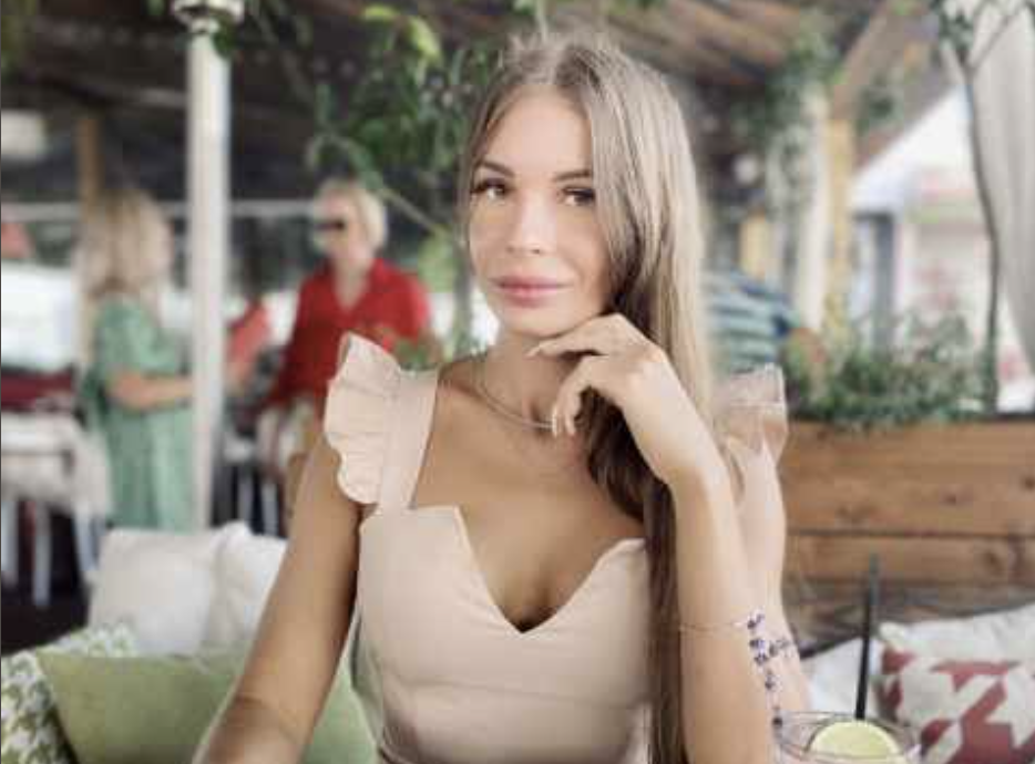 Догодила, значить! – Юля широко посміхнулася. — А тепер, всі мої любі й кохані, — вона зробила паузу, під час якої з її обличчя зникла посмішка, — провалюйте всі з мого будинку! Це була остання вечеря, яку я вам приготувала! І востаннє, коли я для вас напружувалася! Тепер я не хочу вас ні бачити, ні чути та й знати вас не хочу!