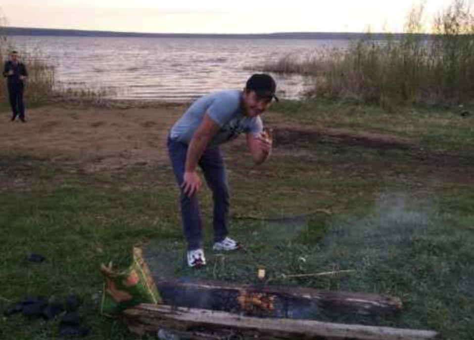 Через тиждень син залишився ні з чим. Його картки заблокували. Його машину забрали. Його костюми, годинник, мобільний телефон — все зникло. Його відвезли в село і познайомили з простою дівчиною, дояркою. Звичайну, без макіяжу, у простій сукні. Батько був упевнений, що через кілька днів син втече, принижений і розлючений, благаючи все повернути.