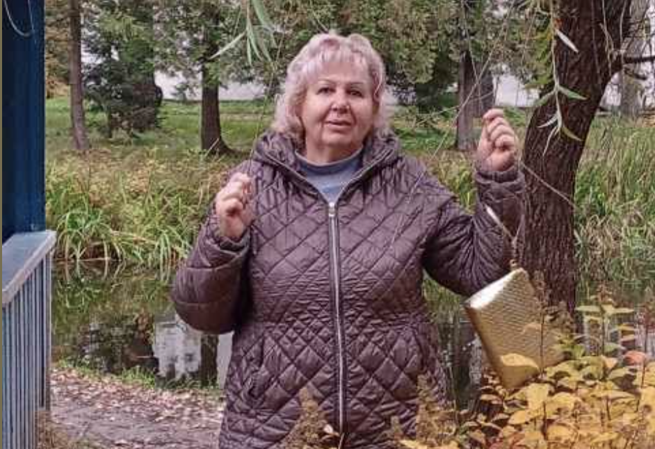 Взяв сокиру і поїхав. Недалеко, всього три кілометри. Двері на одній петлі бовтаються, у хаті перегар, холодно, собака на ліжку, поруч у лахмітті хтось бовтається. Як Галя пішла, так зовсім опустилися, брудом поросли. — Зятьок, — в усмішці оскалилася теща, — по чарочку збігати? Давай, копійчини… Та закивала головою, зубами зацокала. Усе, як баба відшептала — відтоді твереза прибіжить на хвилинку, щоб зять не бачив, а як вип’є, то десятою дорогою обходить.