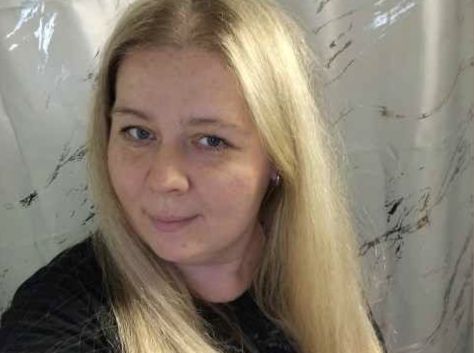 Вона лежала нерухомо, дивлячись у стелю, і слухала, як втретє за вечір на приліжковій тумбочці задзвонив телефон чоловіка. Цей наполегливий, пронизливий дзвінок здавався їй зловісним передвісником бурі. По її спині бігли мурашки. Це ім’я — «Сашенька» — тепер було випалене в її пам’яті вогняними літерами. Все почалося кілька днів тому. Антон, повернувшись з роботи.