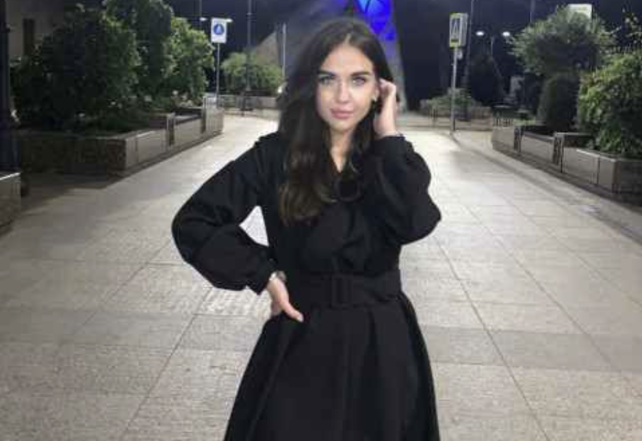 Ти ж допоможеш? Ми квартиру на тебе перепишемо! Все, що лишилося! Аня перевела погляд на бабусю. В її очах був холод. – Квартиру? Ту саму, з якої ви вигнали мою матір із немовлям на руках? Ви думаєте, мені потрібні ваші метри? Я стояла біля панорамного вікна свого офісу на сімнадцятому поверсі. Місто лежало внизу, як на долоні, сяючи вогнями. За спиною чувся тихий гул швейних машинок з експериментального цеху – серце моєї компанії Elena Home. Починалося все з нічних в’язань на кухні, а тепер я мала мережу магазинів текстилю та власне виробництво одягу. – Олено Миколаївно, документи на підпис, – у кабінет увійшла моя помічниця. – Дякую, Олю. Поклади на стіл.