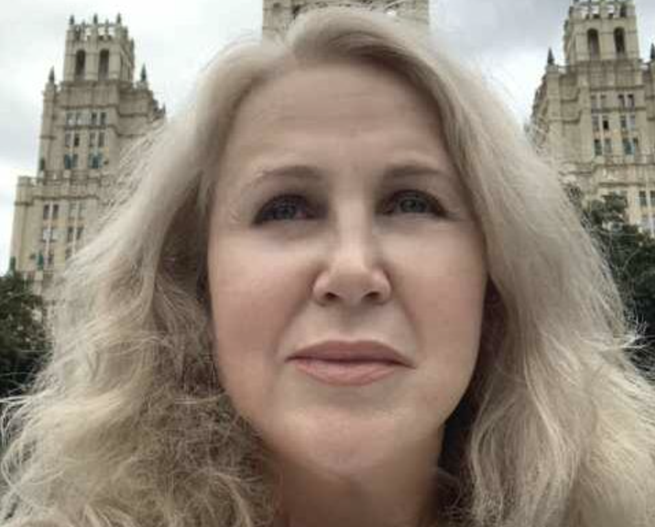 Після розлучення пройшли роки, але біль, що засів у душі, не відпускав ще довго. Мій перший чоловік був не просто слабаком — він виснажував мене. Вимотував морально, висмоктував сили, висаджував мої фінанси. Робити нічого не хотів, пив, ночами десь пропадав, а згодом ще й почав виносити речі з дому. Як хижак. А я мовчала. Терпіла. Все заради Сашка. Лише заради нього. Коли синові виповнилось дванадцять, він подивився мені в очі та впевнено сказав: — Мамо, годі вже. Виганяй його.