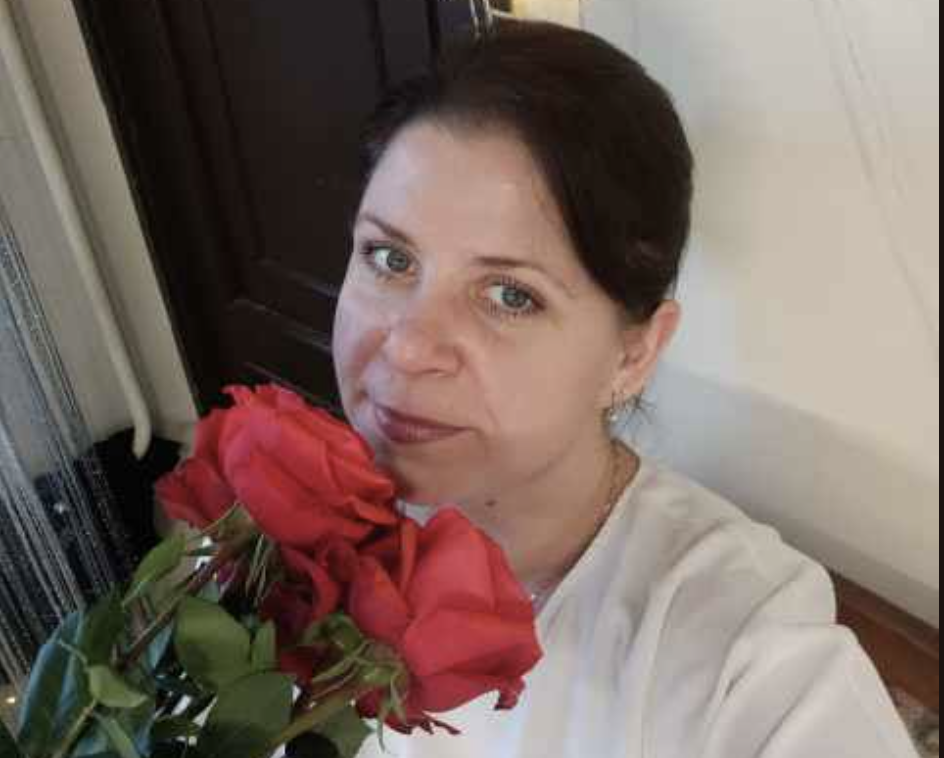 Віктор не вірив своїм очам. Дівчина за сусіднім столиком була як крапля води схожа на Настю. Ті ж довгі, злегка кучеряві каштанові локони, величезні очі, що змінюють свій колір від темно-зеленого до світло-сірого при різному освітленні і точена фігурка. Але Насті зараз має бути, як і Віктору, під шістдесят. Звичайно, Віктор зустрічав жінок, які виглядали значно молодшими за свої роки. Він і сам не виглядаю на свій вік. Але щоб так… Відразу на сорок років… Ні. Як би йому не хотілося, але це не Настя. Дівчина помітила, що Віктор її роздивляється і кинула на нього кокетливий погляд. Чоловік підняв свій келих на знак вітання і посміхнувся, з запізненням згадавши, що у келиху в нього не сік, а зараз лише десять ранку. Сподіваюся, вона вважатиме, що на відпочинку це можна.