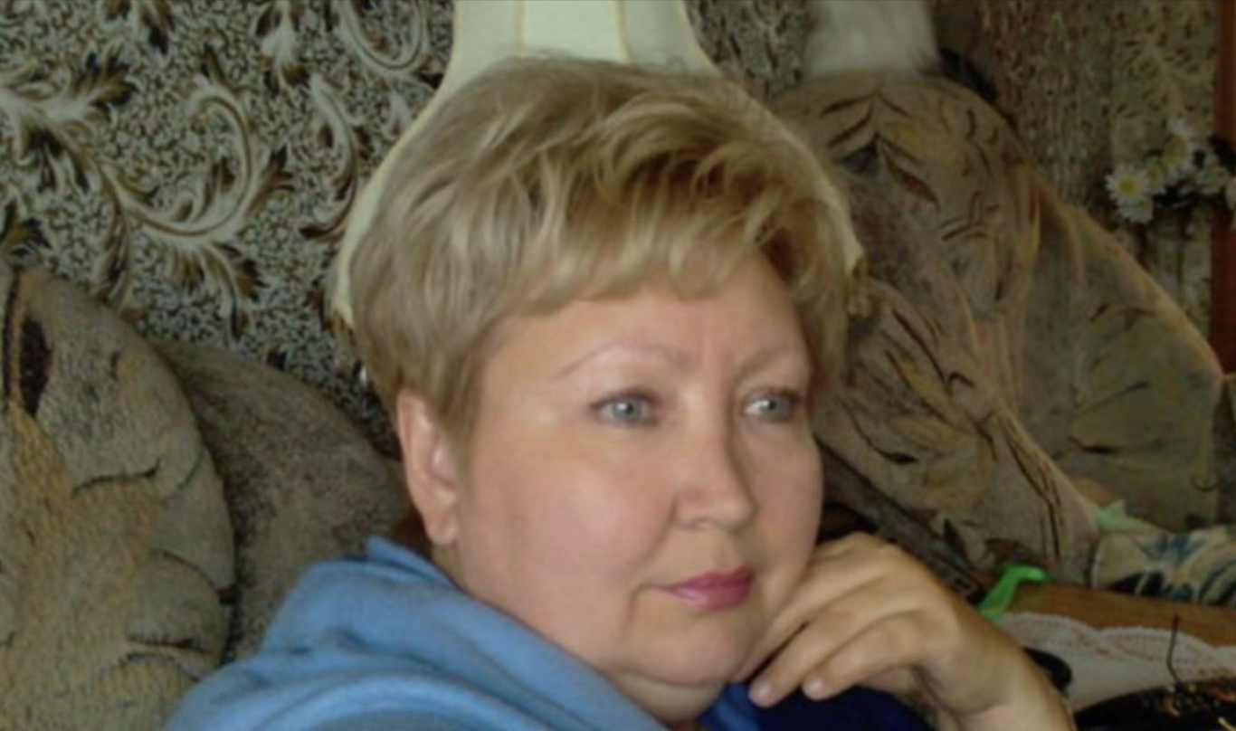 Надія спекла пиріг і наварила борщу. Іван сів за стіл і пив чай. Він сьогодні допоміг Надії полагодити піч. Раптом на порозі зʼявилася Ольга. Іван орендував в її тітки кімнату. – Ну що ж ти, Іване, так довго? Ми з тіткою вже тебе зачекалися. Ходімо додому! – сказала вона. – Я не маленький, сам дорогу знайду… – спохмурнів Іван. – Ну я піду, тоді, – сказала Ольга. – Надійко, а вийди зі мною, спитаю дещо. Вони вийшли, і раптом Ольга зашипіла: – Ти що це вирішила мужика в мене відвести?! Надя аж рота розкрила від здивування…