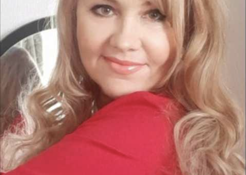 Я недалеко від вас живу. У сусідньому, 27-му. -Треба ж … І давно живете? -Давно. Все своє свідоме життя. А ви? -Нууу …. я звичайно не все життя, але вже років 10 або 11. Володимир довіз Наталю Петрівну додому, доніс сумки до квартири та вклонився.