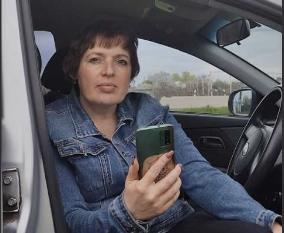 Зазвичай він уявляв, що тещі — це щось таке неосяжне, або схоже на Бабу-Ягу, ну може бути, в крайньому випадку, на якусь жінку в халаті і бігудях. Але мати Віри була зовсім не схожа на них. Вона була стрункою, ніжною, по-справжньому красивою, ну хіба що трохи старшою, ніж він сам. До речі, Ігор і сам був старший за Віру на десять років, виходить, що його теща приблизно настільки ж старша за нього, і все ж вона виглядала чудово для свого віку. А ввечері, коли Ігор пішов додому, залишивши двох дам наодинці, Ольга Павлівна підсіла до дочки і, обійнявши її, запитала…