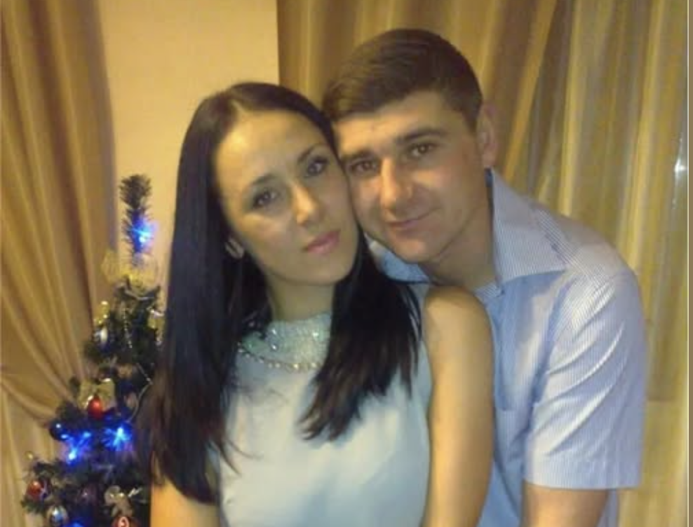 Мій чоловік був добрий, працьовитий. Народився син, я жила для нього. Старалася бути і хорошою жінкою, і чудовою господинею та прекрасною мамою.  І новий удар долі, так би мовити. Син привів дівчину знайомити. Коли ж дізналась чия дочка моя невістка, ледь дар мови не втратила.  – Мамо, це Марійка. – Чудово. А хто твої батьки, яке прізвище? Для чого Бог так знущається? Як пережити той біль?