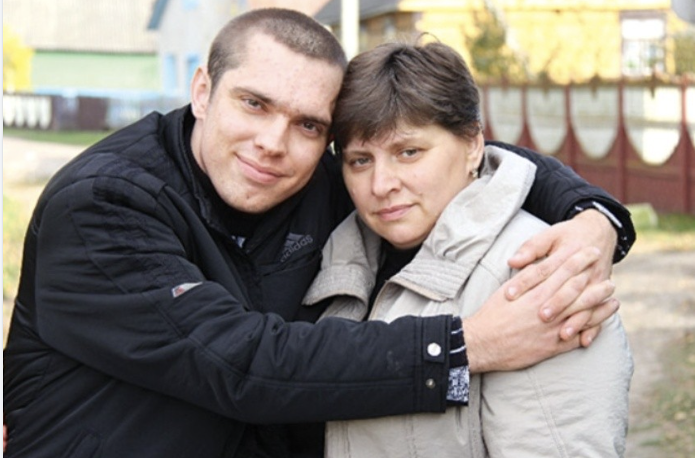 Галина Олексіївна виховувала сина одна. Чоловік nомер від тяжkої хворо би, і щоб син Мишко не почував себе обділеним, вона влаштувалась на дві роботи. Мишко отримував усі блага, які тільки можна було. Минали роки, і хлопчик почав нахаб ніти. Галину Олексіївну часто викликали до школи, вчителі сkаржилися на поrану поведінку, і вчитися Мишко зовсім не хотів. Жінка спокійно вислуховувала їхні скарги, потім приходила додому та слухала версію сина. -Я так і знала, що вони всі намовляють на тебе Мішенька. Я лише тобі вірю. Школу Мишко закінчив абияк. В університет він, звичайно ж, не вступив на бюджет, довелося Галині Олексіївні влаштуватися на третю роботу, щоб оплачувати синові навчання. Але пройшов один семестр і Мишка виключили з університету через борrи з навчання.