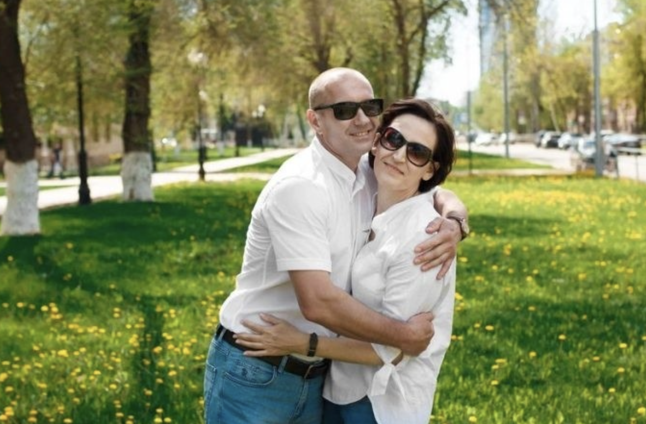 Пишу сюди, бо не знаю, що робити далі. З одного боку, я маю кохану людину, з іншого — мої гроші. Будь ласка, дайте пораду. Я давно в розлученні, ще з тих пір, коли мої діти були маленькими. Колишній чоловік не платив аліменти і навіть на свята не дзвонив. Все тягла сама, але величезну допомогу надавали мої батьки. Без них мені було б тяжко. 26 років свого життя я присвятила дітям та роботі. Спочатку я працювала прибиральницею в супермаркетах та офісах, хоча за освітою я медик. Про особисте життя тоді не було часу навіть замислюватися. Хто зверне увагу на жінку, яка одна виховує двох дітей? Але я змогла багато чого досягти.